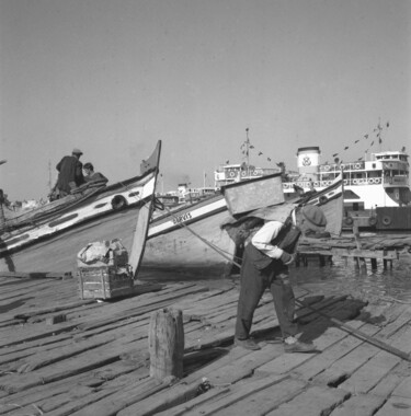 Photographie intitulée "le porteur,ISTANBUL" par Gilbert Le Vast, Œuvre d'art originale, Photographie argentique