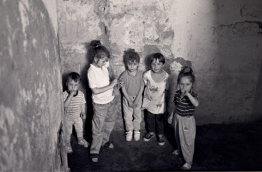 Photographie intitulée "enfant sous abri" par Gilbert Le Vast, Œuvre d'art originale, Photographie argentique