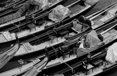 Photographie intitulée "la sieste du gondol…" par Gilbert Le Vast, Œuvre d'art originale, Photographie argentique