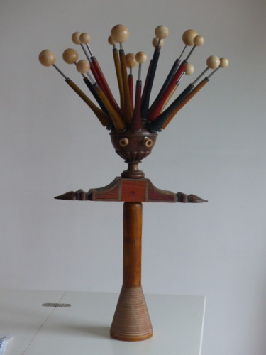 Skulptur mit dem Titel "OFFRANDE AUX ETOILES" von Eve Cloarec, Original-Kunstwerk, Holz