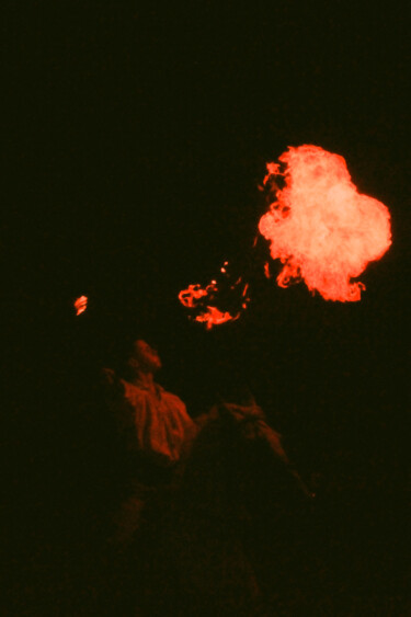 Photographie intitulée "Le cracheur de feu" par Evelyne Descamps, Œuvre d'art originale