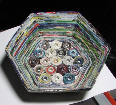 Diseño titulada "Recycling Korb aus…" por Eva Fazakas, Obra de arte original, Objetos