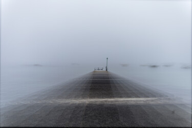Photographie intitulée "quai dans la brume" par Fabien Vanelslande, Œuvre d'art originale, Photographie manipulée