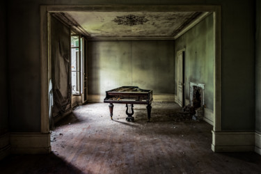 Photographie intitulée "Piano dans un châte…" par Fabien Sans, Œuvre d'art originale, Photographie numérique