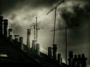 Photographie intitulée "Ciel et toits(5)" par Fabrice Cadet, Œuvre d'art originale