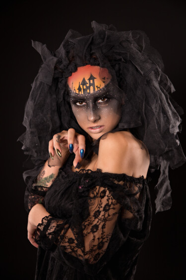 Fotografie mit dem Titel "Scary Halloween Bri…" von Faces Studio, Original-Kunstwerk, Digitale Fotografie