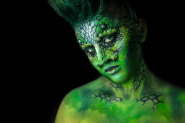 Fotografia intitulada "Reptilian Alien Girl" por Faces Studio, Obras de arte originais, Fotografia digital