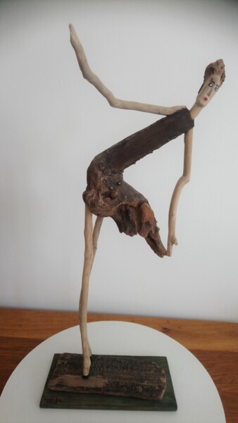 Skulptur mit dem Titel "En équilibre" von Fanny Libel, Original-Kunstwerk, Holz