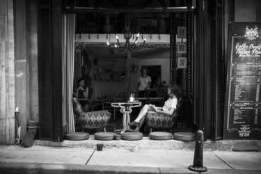 Photographie intitulée "Coffee girl in a st…" par Farzad Frames, Œuvre d'art originale, Photographie numérique