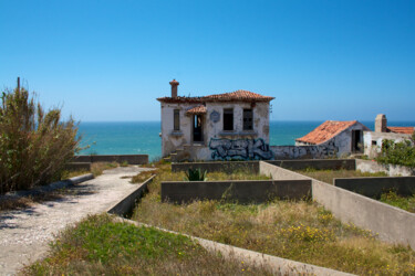 Фотография под названием "Graffited house" - Fatima Fernandes, Подлинное произведение искусства, Цифровая фотография