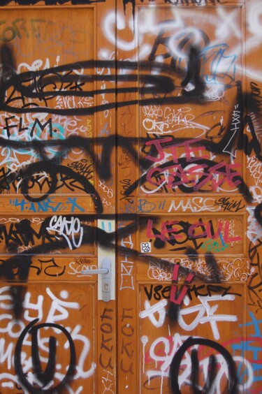 Fotografía titulada "Grafite on door I" por Fatima Fernandes, Obra de arte original, Fotografía digital