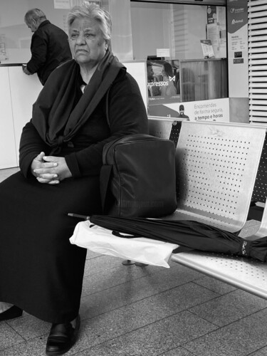 Photographie intitulée "Old woman in black" par Fatima Fernandes, Œuvre d'art originale, Photographie numérique