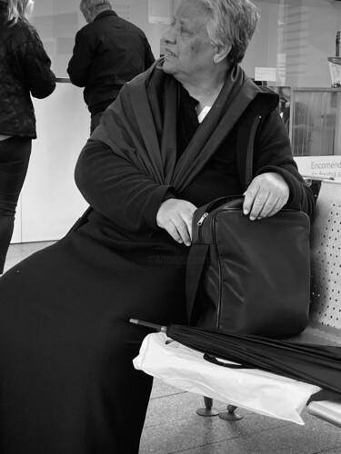 Photographie intitulée "Old woman in black…" par Fatima Fernandes, Œuvre d'art originale, Photographie numérique