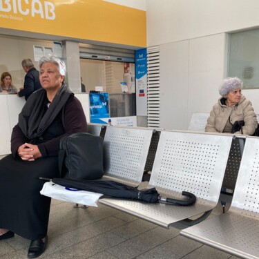 Fotografía titulada "Women waiting for t…" por Fatima Fernandes, Obra de arte original, Fotografía digital