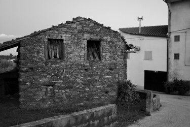 Photographie intitulée "Xist old house ii" par Fatima Fernandes, Œuvre d'art originale, Photographie numérique