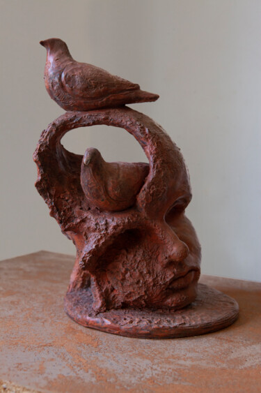 Sculpture titled "Uccelli in testa" by Federico Womb, Original Artwork, Terra cotta