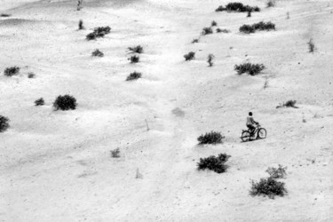 Photography titled "In bici nel deserto" by Federico Saracini, Original Artwork