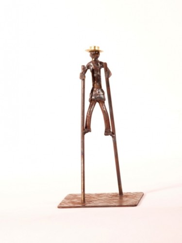 Escultura titulada "con zancos" por Adrian Fermandois, Obra de arte original, Metales