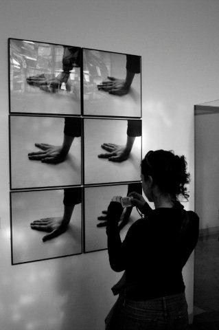 Photographie intitulée "A deux mains, a six…" par Francois-Henri Louchet, Œuvre d'art originale