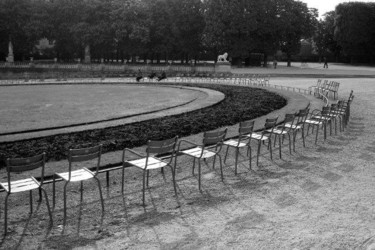 Photographie intitulée "Chaises du matin au…" par Francois-Henri Louchet, Œuvre d'art originale