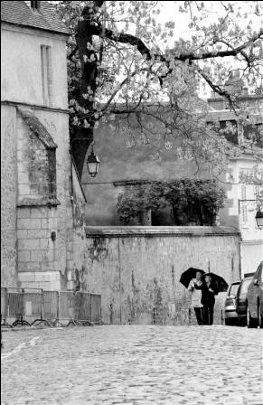 Photographie intitulée "Promeneurs sous la…" par Francois-Henri Louchet, Œuvre d'art originale