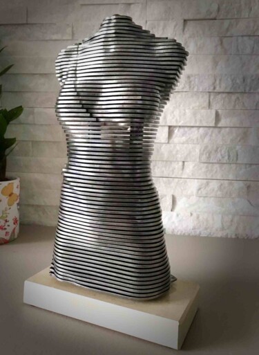 Skulptur mit dem Titel "La Musa" von Filippo Pietro Castrovinci, Original-Kunstwerk, Metalle