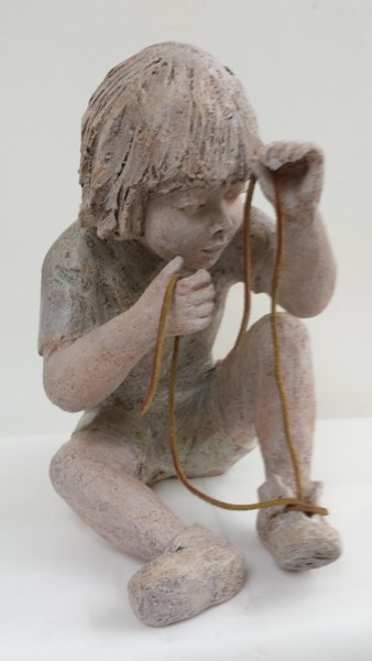 Escultura titulada "L'Enfant au lacet" por Jeanine Fitou Valens, Obra de arte original, Terracota