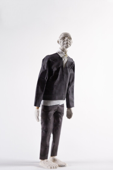 Скульптура под названием "Paper Puppet 6" - Fleur Elise Noble, Подлинное произведение искусства, Глина