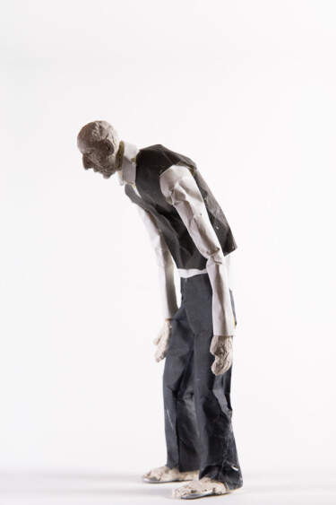 Скульптура под названием "Paper Puppet 15" - Fleur Elise Noble, Подлинное произведение искусства, Глина