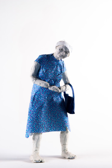 Skulptur mit dem Titel "Paper Puppet 18" von Fleur Elise Noble, Original-Kunstwerk, Ton