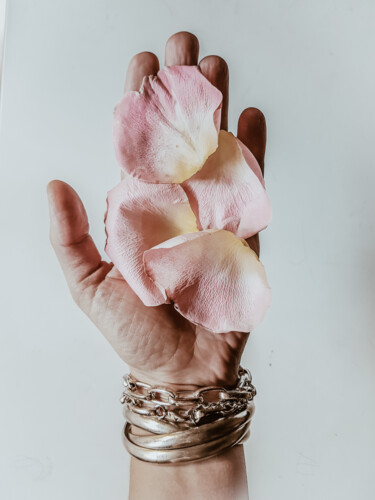 Photographie intitulée "Main rose" par Florence Godard, Œuvre d'art originale, Photographie numérique