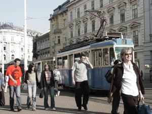 Photographie intitulée "tram -Zagreb" par Florent Dorer, Œuvre d'art originale