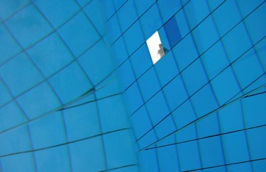 Photographie intitulée "blue building" par Jean-Charles Folliet, Œuvre d'art originale, Photographie numérique Monté sur Alu…