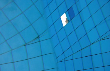 Fotografía titulada "blue building" por Jean-Charles Folliet, Obra de arte original, Fotografía digital Montado en Aluminio