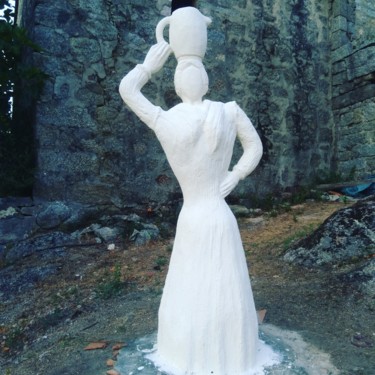 Sculptuur getiteld "Dame à la cruche" door Forcadolmu, Origineel Kunstwerk, Beton
