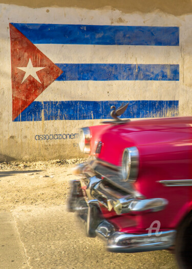 Fotografía titulada "Cuban flag by car" por Robert Agoston, Obra de arte original, Fotografía digital