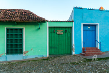 Photographie intitulée "Colorful houses in…" par Robert Agoston, Œuvre d'art originale, Photographie numérique