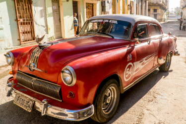 Photographie intitulée "Old red car" par Robert Agoston, Œuvre d'art originale, Photographie numérique