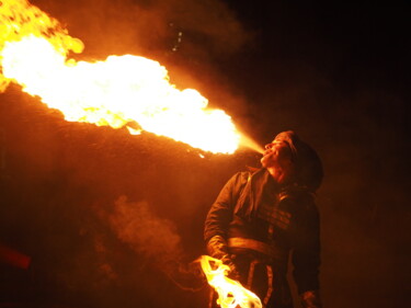 Fotografia intitulada "Cracheur de feu" por Florence Pouget-Landrieu, Obras de arte originais, Fotografia digital