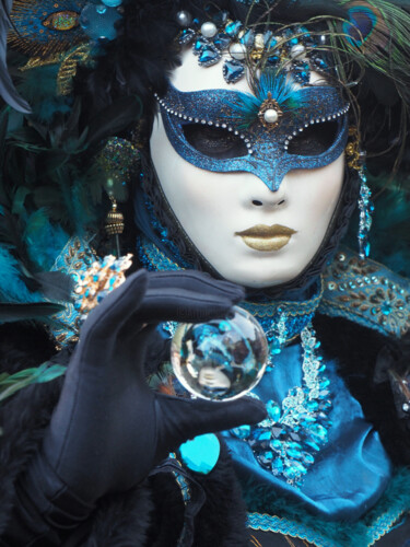 Photographie intitulée "Masque bleu" par Florence Pouget-Landrieu, Œuvre d'art originale, Photographie numérique