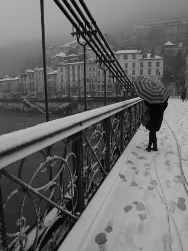 Photographie intitulée "Sur le pont, la nei…" par Florence Pouget-Landrieu, Œuvre d'art originale, Photographie numérique