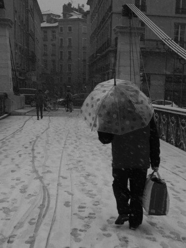 Photographie intitulée "L'homme au parapluie" par Florence Pouget-Landrieu, Œuvre d'art originale, Photographie numérique