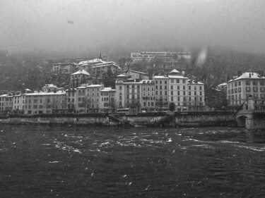 Photographie intitulée "Grenoble sous la ne…" par Florence Pouget-Landrieu, Œuvre d'art originale, Photographie numérique