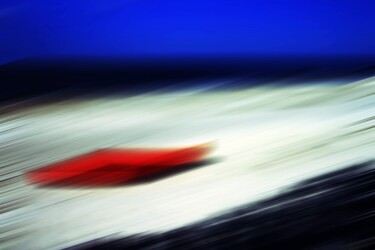 Fotografie getiteld "Red boat on the bea…" door Francesco, Origineel Kunstwerk, Digitale fotografie Gemonteerd op Plexiglas