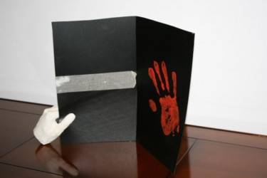 Scultura intitolato "libro nero con mano…" da Francesco Mestria, Opera d'arte originale