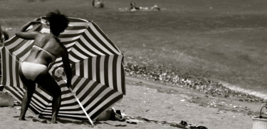 Fotografie getiteld "la femme au parasol" door François Carage, Origineel Kunstwerk, Niet gemanipuleerde fotografie