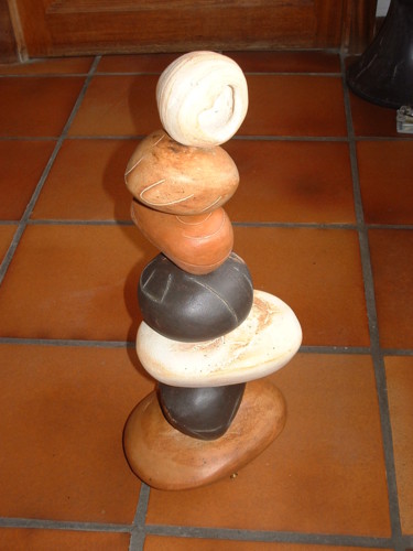 「cairn ou l'équilibr…」というタイトルの彫刻 Francoise Favreによって, オリジナルのアートワーク, セラミックス
