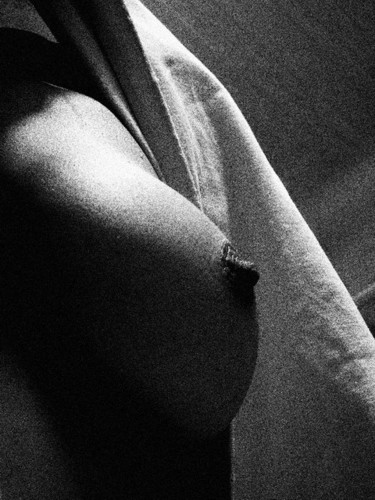 Photographie intitulée "etude sein au tissus" par François Tamalet, Œuvre d'art originale
