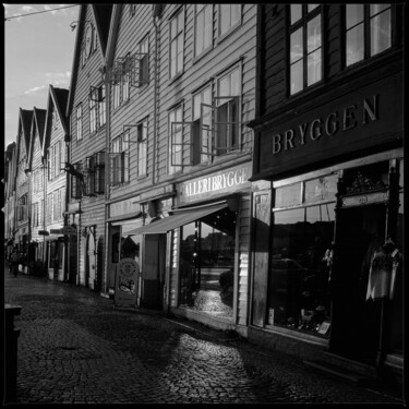 Fotografie mit dem Titel "Bryggen in Bergen,…" von Franz Hümpfner, Original-Kunstwerk, Analog Fotografie
