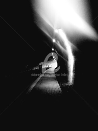 Fotografie mit dem Titel ""Tunnelblick"" von Franziska Kolbe, Original-Kunstwerk, Digitale Fotografie